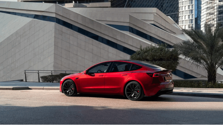 Tesla wprowadziła nową wersję Modelu 3 z zasięgiem 830 km.