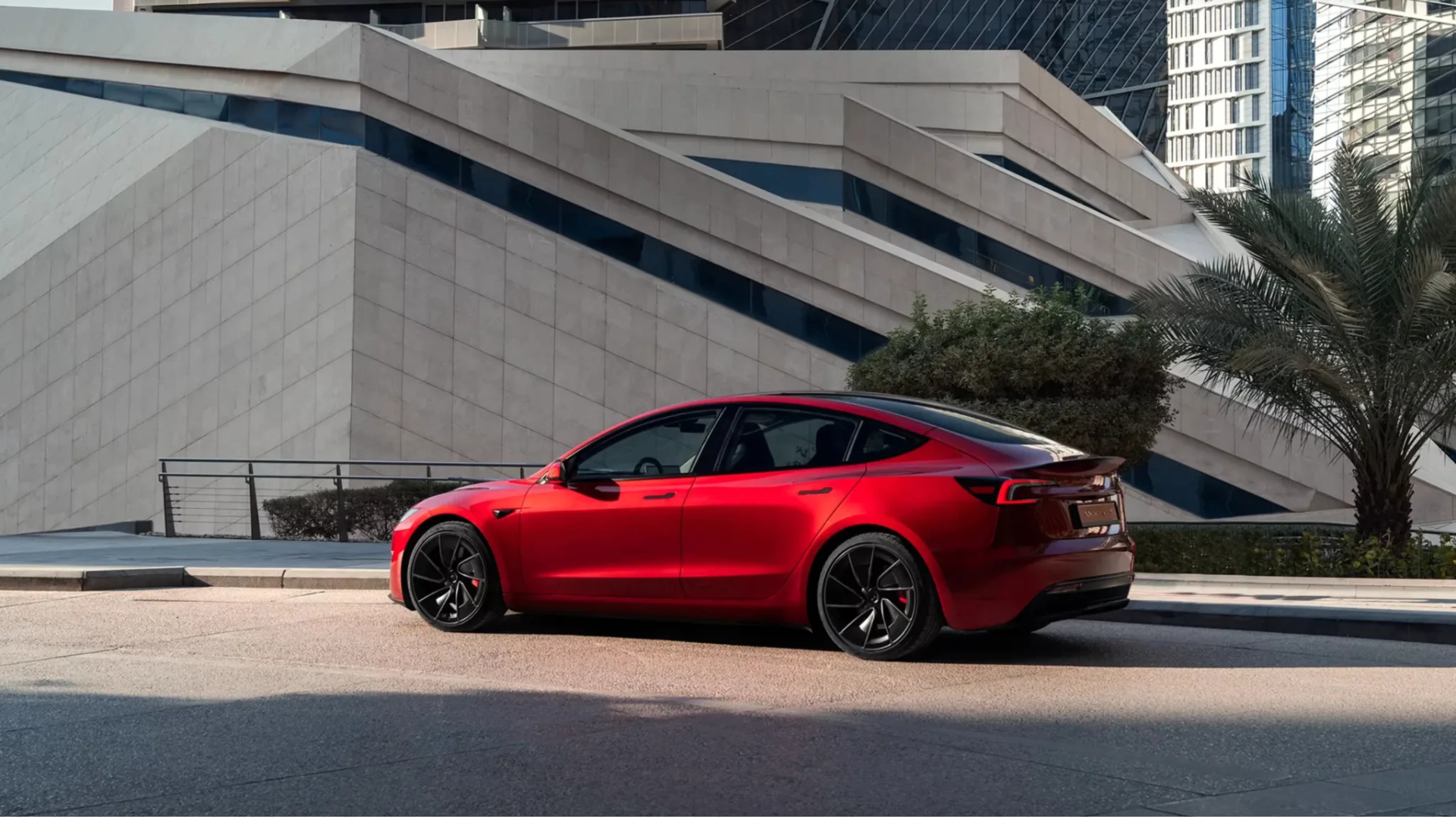 Tesla wprowadziła nową wersję Modelu 3 z zasięgiem 830 km.